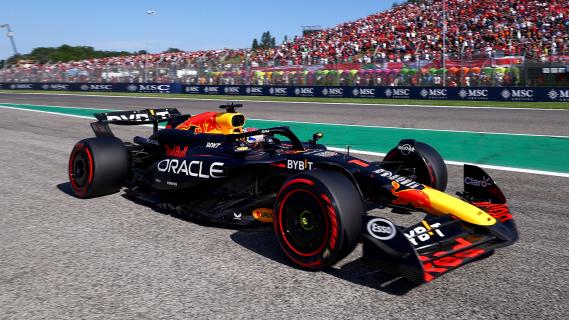 Imola 2024 Verstappen rijdend schuin voor start-finish