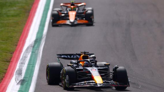 Verstappen rijdend voor Norris Imola 2024