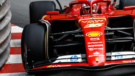 GP van Monaco 2024 Leclerc rijdend voor dichtbij vangrail