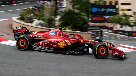 GP van Monaco 2024 Leclerc rijdend zijkant haarspeldbocht