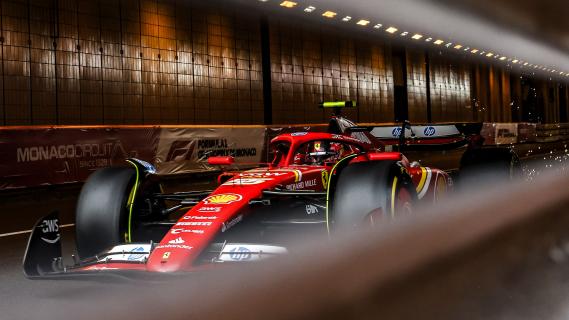GP van Monaco 2024 Sainz rijdend schuin voor tunnel