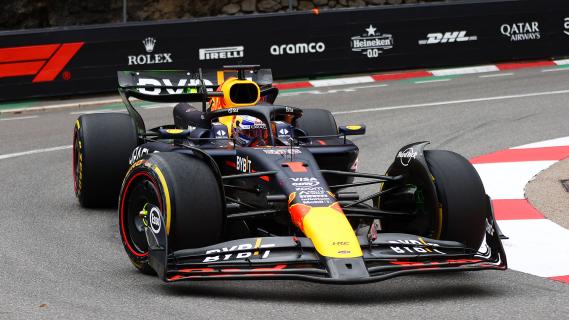 GP van Monaco 2024 Verstappen rijdend schuin voor in haarspeldbocht