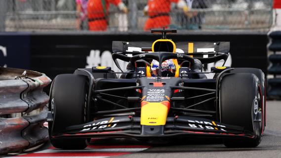 GP van Monaco 2024 Verstappen schuin voor vangrail
