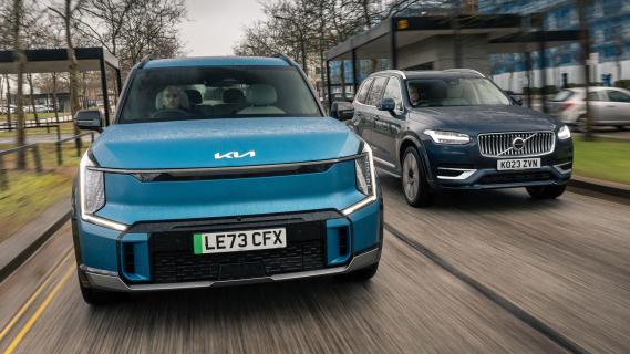 Kia EV9 en Volvo XC90 rijdend voorkant