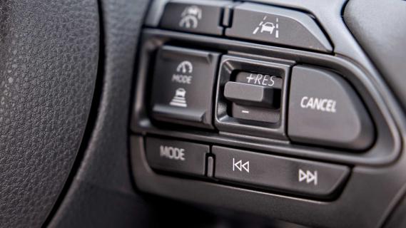 Toyota Yaris Cross (2024) interieur stuur knop cruise controle fysieke knoppen