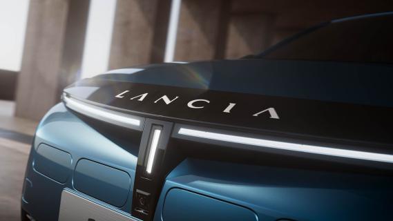 Lancia Ypsilon 2024: review - detail logo grille DRL