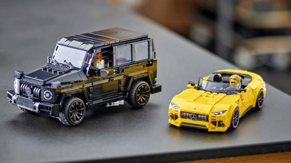 Mercedes-AMG G 63 en SL 63 Lego schuin voor op tafel