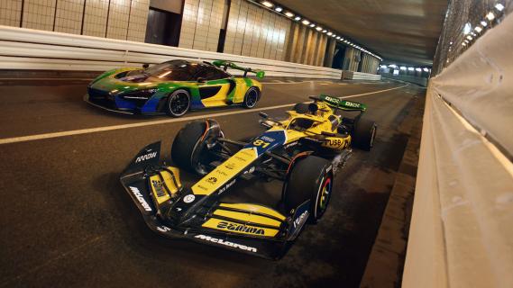 McLaren F1-auto Monaco GP 2024 Senna-kleurstelling in tunnel met een McLaren Senna