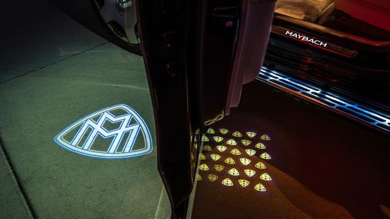 Mercedes EQS SUV Maybach licht op grond Maybach-logo en dorpel