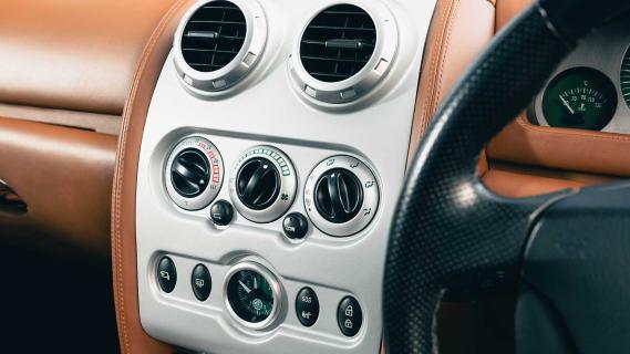 MG XPower SV-R detail interieur middenconsole