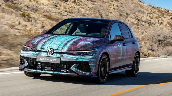 Volkswagen Golf GTI Clubsport (2024) camouflage rijdend schuin voor