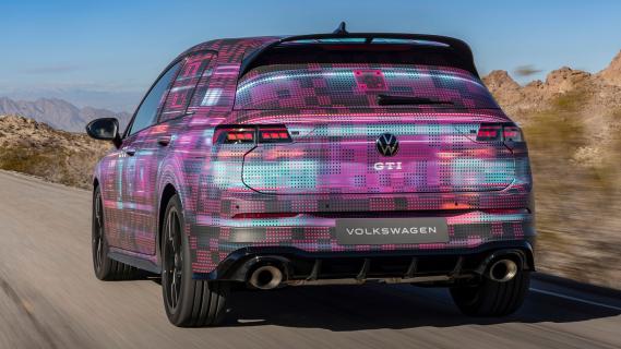 Volkswagen Golf GTI Clubsport (2024) camouflage rijdend schuin achter