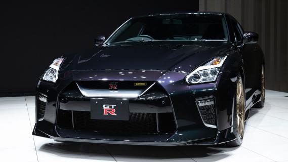 Nissan GT-R midnight purple schuin voor
