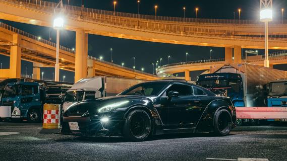 Nissan GT-R schuin voor bij Japanse automeeting in Tokio