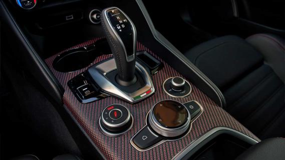 Alfa Romeo Giulia Quadrifoglio Super Sport pook automaat middenconsole koolstofvezel