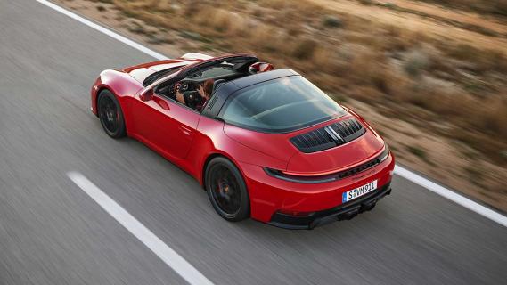 Porsche 911 Targa GTS Hybrid schuinboven rijdend