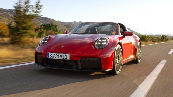Porsche 911 Targa GTS Hybrid schuinvoor rijdend