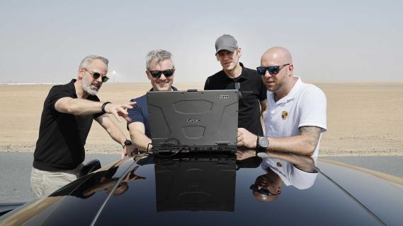 Porsche 911 Hybrid laptop op dak met team