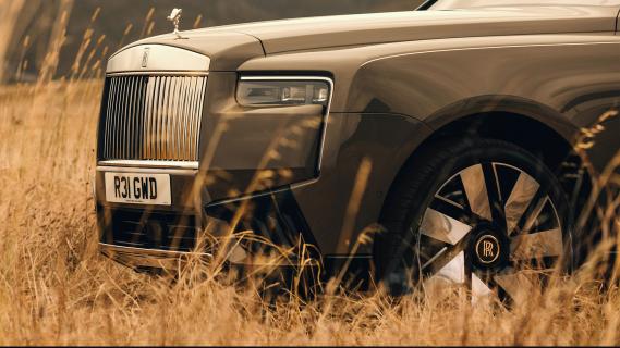 Rolls-Royce Cullinan Series II schuin voor neus in graanveld