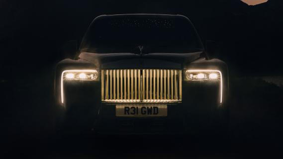 Rolls-Royce Cullinan Series II voorkant in het donker verlichte grille