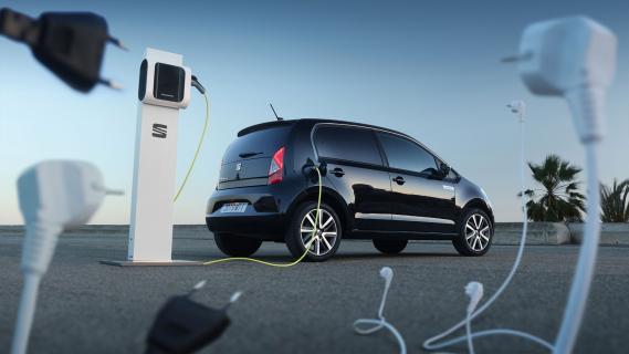 Seat Mii Electric opladen schuin achter stekker