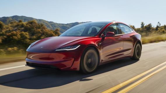 Tesla Model 3 Performance (2024) rijdend schuin voor