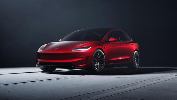 Tesla Model 3 Performance (2024) schuin voor statisch studio