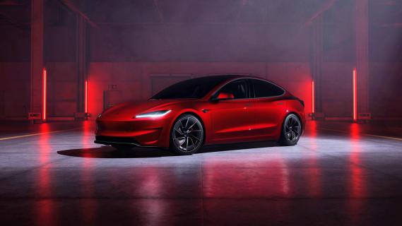 Tesla Model 3 Performance (2024) schuin voor studio met extra verlichting