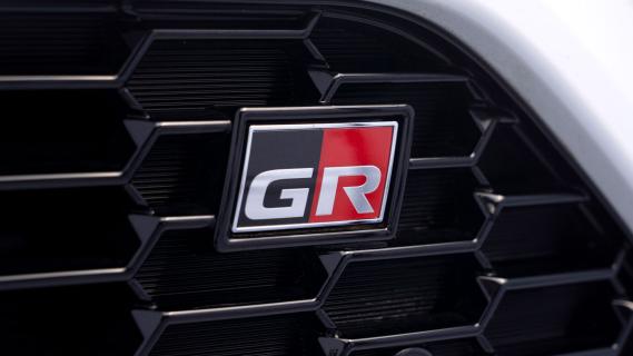 Toyota GR badge op RAV4 grille