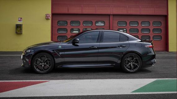 Alfa Romeo Giulia Quadrifoglio Super Sport zijkant voor garagedeur