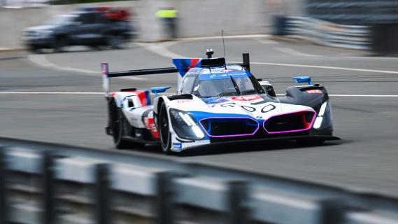 24 uur van Le Mans 2024 BMW M Hybrid V8 rijdend schuin voor #15