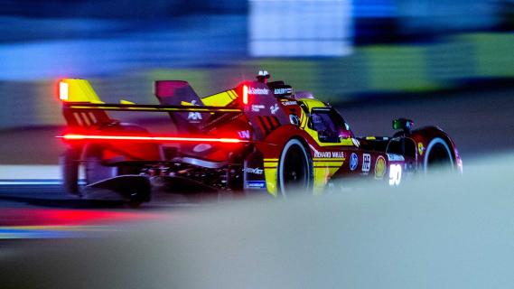 24 uur van Le Mans 2024 Ferrari 499P #50 rijdend schuin achter donker