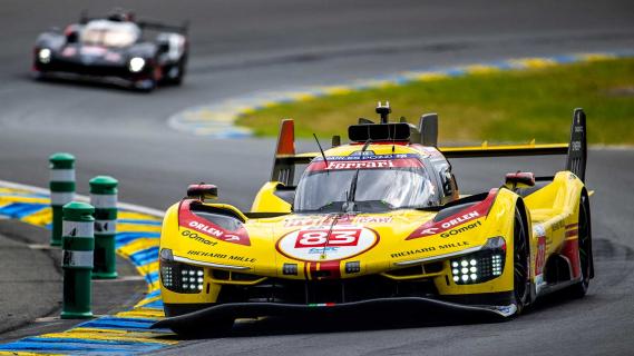 24 uur van Le Mans 2024 Ferrari 499P AF Corse #83 geel rijdend schuin voor chicane