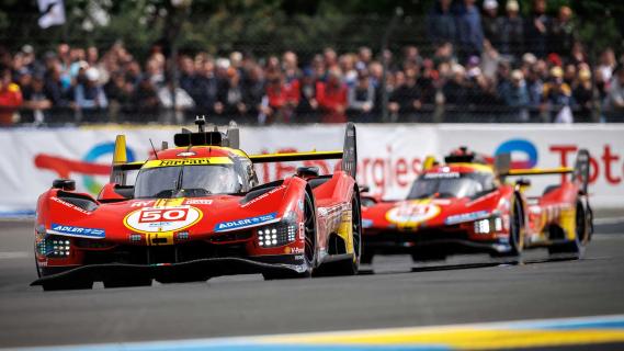 24 uur van Le Mans 2024 Ferrari 499P #50 en #51 rijdend schuin voor