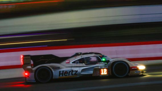 24 uur van Le Mans 2024 Porsche 963 Jota #12 rijdend zijkant donker