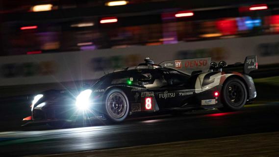 24 uur van Le Mans 2024 Toyota GR010 Hybrid #8 rijdend schuin voor donker