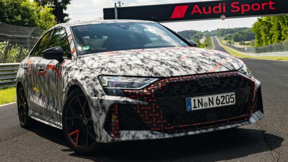 Audi RS 3 sedan (Pre-productiemodel) 2024 Nürburgring Nordschleife record compacte auto's schuin voor dichtbij