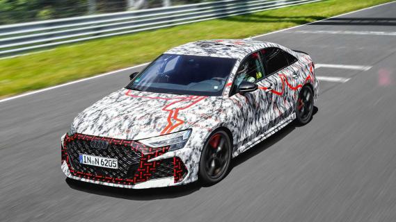 Audi RS 3 sedan (Pre-productiemodel) 2024 Nürburgring Nordschleife record compacte auto's rijdend schuin voor boven