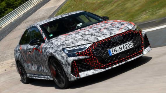 Audi RS 3 sedan (Pre-productiemodel) 2024 Nürburgring Nordschleife record compacte auto's rijdend schuin voor Karrussell