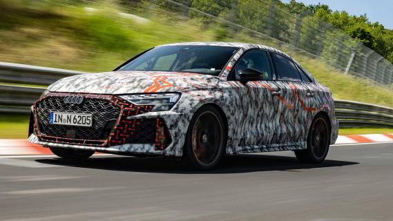 Audi RS 3 sedan (Pre-productiemodel) 2024 Nürburgring Nordschleife record compacte auto's rijdend schuin voor