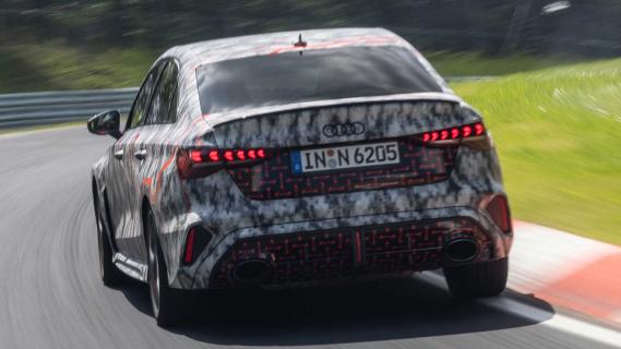 Audi RS 3 sedan (Pre-productiemodel) 2024 Nürburgring Nordschleife record compacte auto's rijdend achterkant