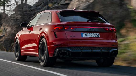 Audi RS Q8 Performance (2024) rijdend schuin achter