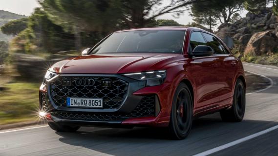 Audi RS Q8 Performance (2024) rijdend schuin voorkant