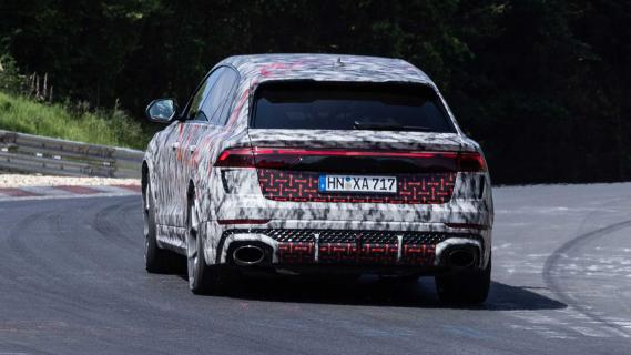 Audi RS Q8 Performance Nürburgring Nordschleife rijdend achterkant