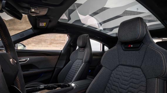 Audi S e-tron GT (2024) interieur stoelen met dak dat licht kan binnenlaten of buitensluiten