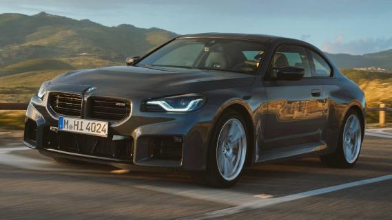 BMW M2 facelift 2024 rijdend schuin voor