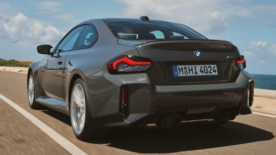 BMW M2 facelift 2024 rijdend schuin achter
