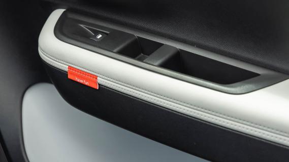 Citroën ë-C3 Max 2024 review: interieur detail armsteun