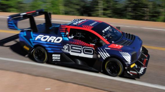 Ford F-150 SuperTruck Pikes Peak rijdend zijkant