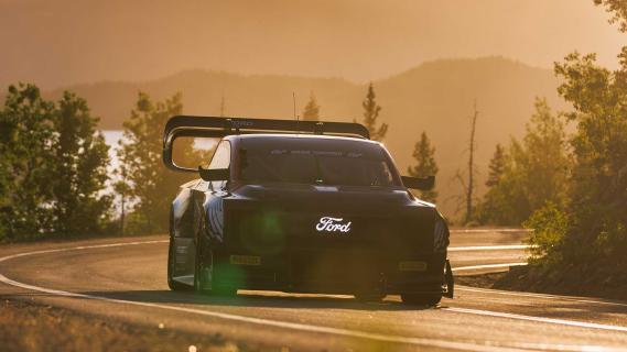 Ford F-150 SuperTruck Pikes Peak rijdend voorkant